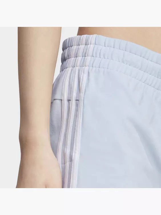 Adidas Essentials Slim 3-Streifen Shorts – Bild 3